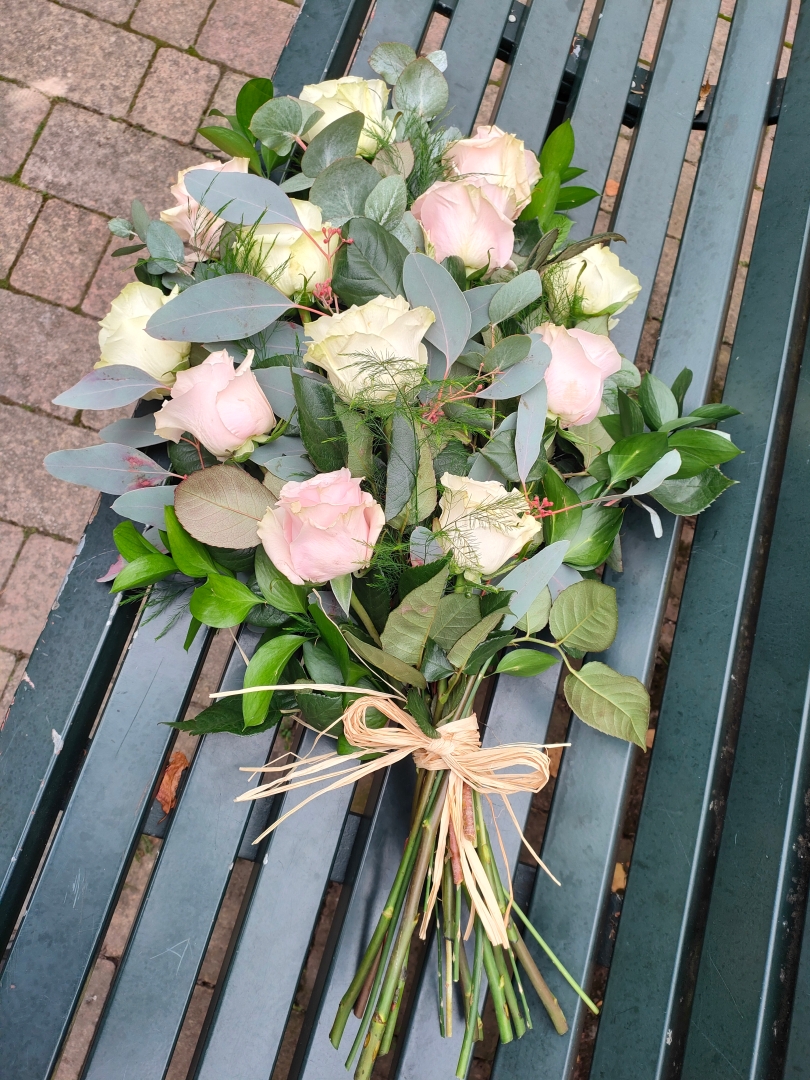 Classic rose funeral sheaf (12 roses)