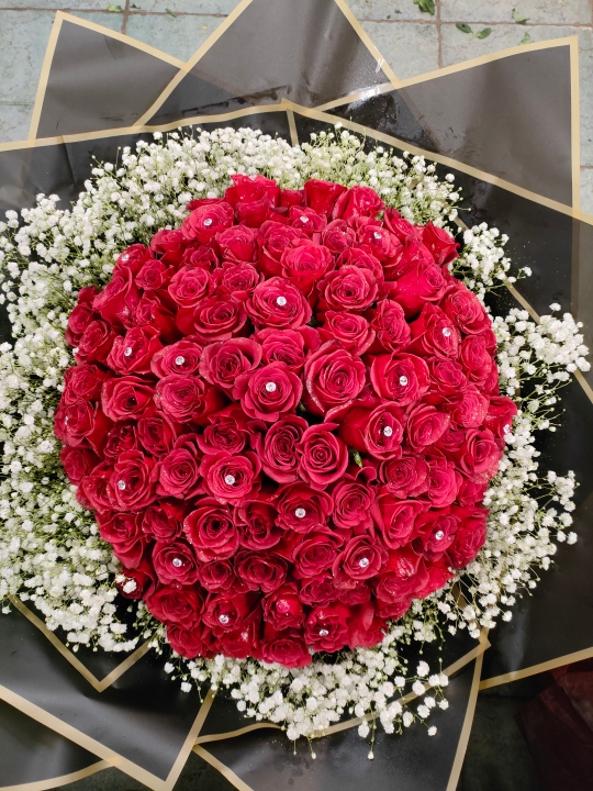 Crimson Embrace   100 Red Roses with Gypsophila