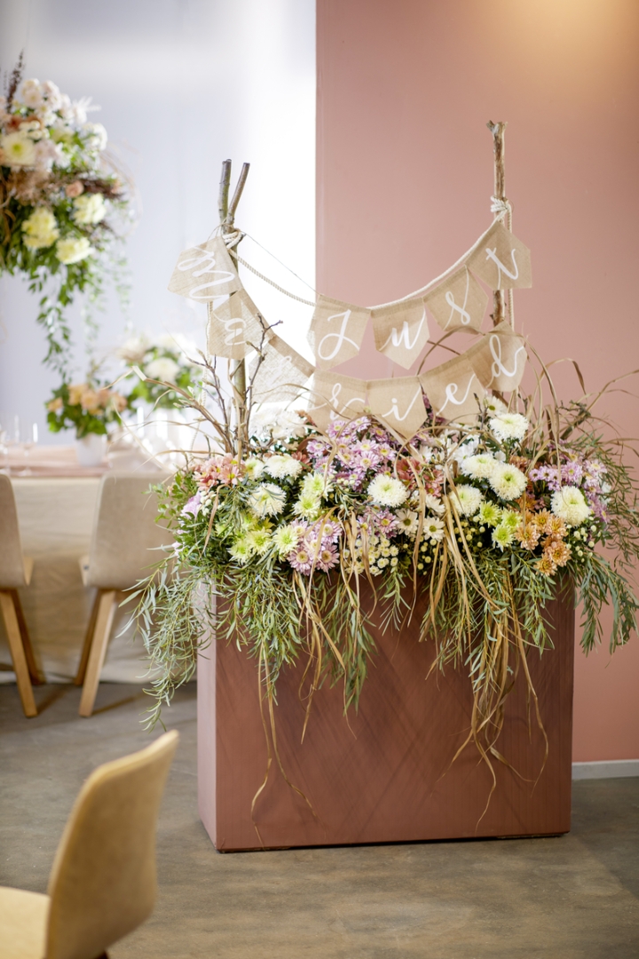 Wedding table trailing decoration
