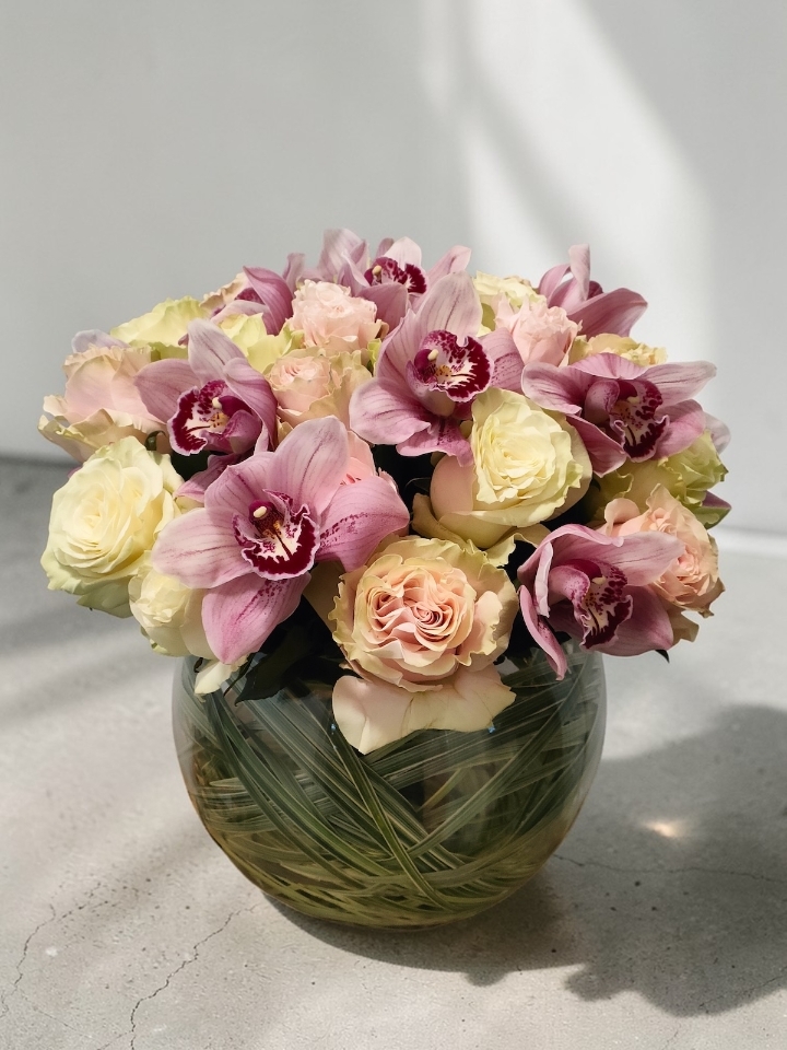 Blush Elegance – Luxury Hand Tied in Glass Bowl