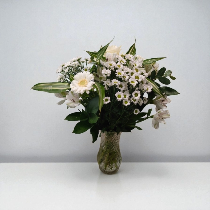 Pure Elegance – White Flowers & Greenery with Vase