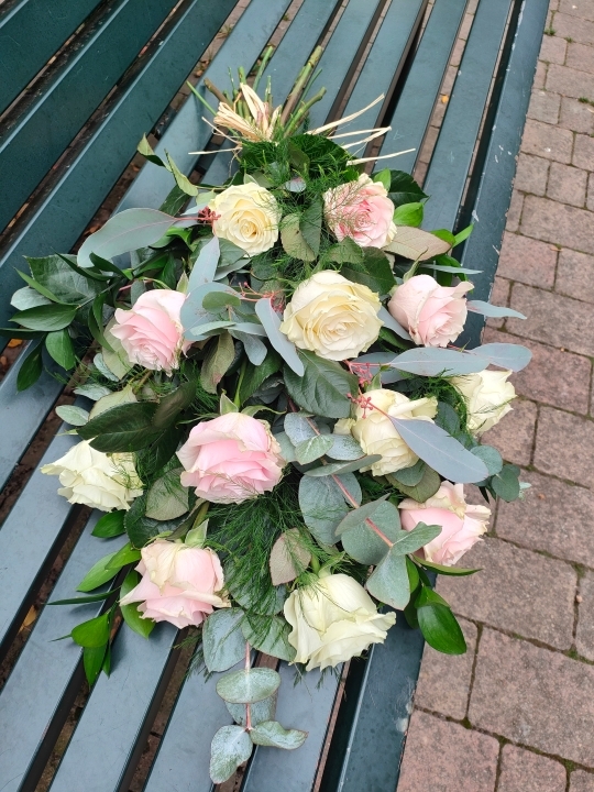 Classic rose funeral sheaf (12 roses)