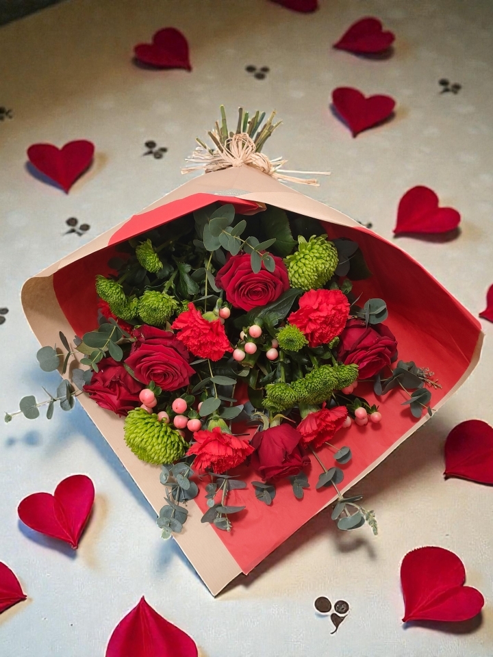 Valentine’s Scarlet & Green Gift Wrap Bouquet